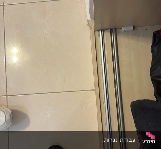 רצפה עם נעליים ודלת הזזה